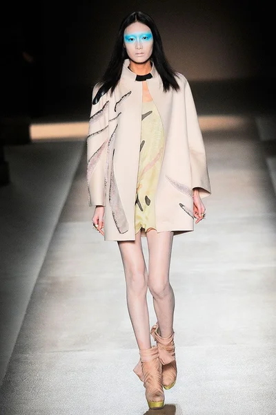 Look 16
